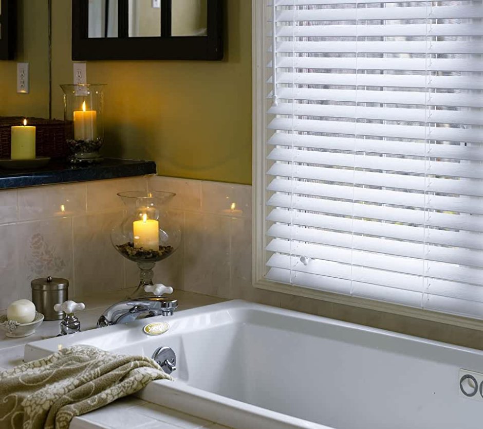 Жалюзи на окно в ванную