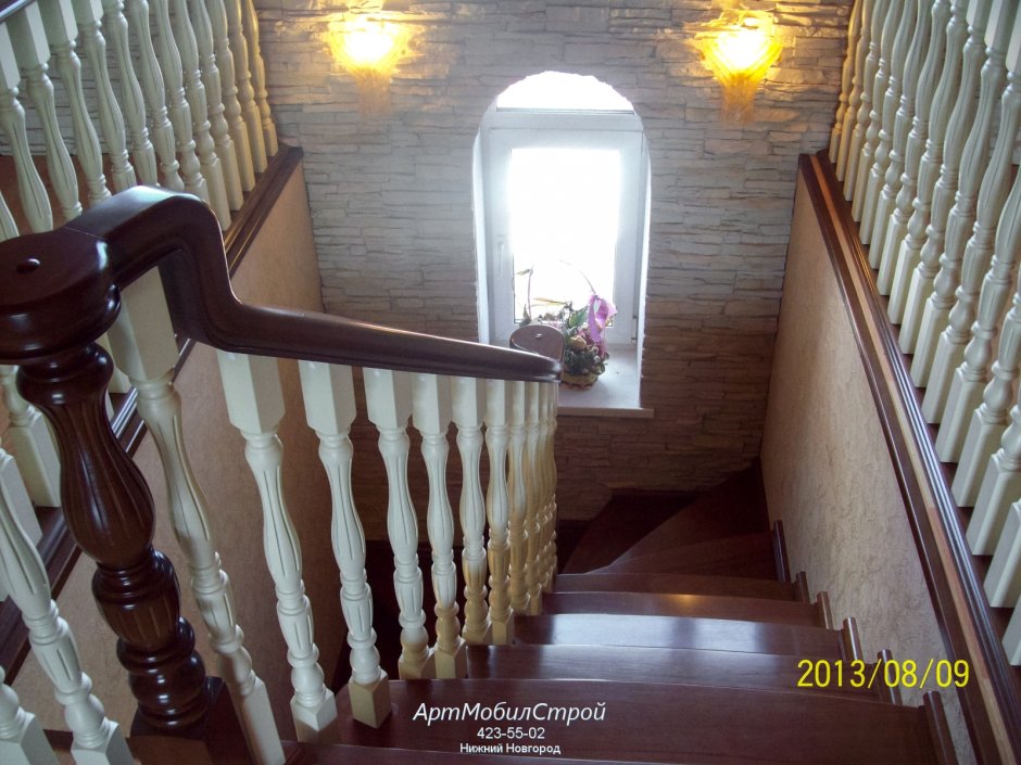 Окно в лестничном пролете в частном доме