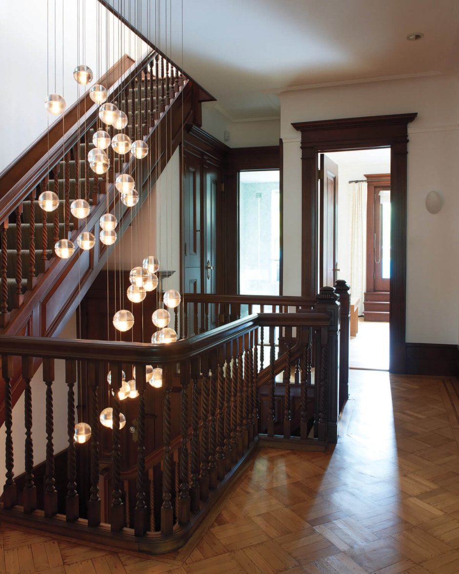 Лестница на второй этаж в частном доме в викторианском стиле