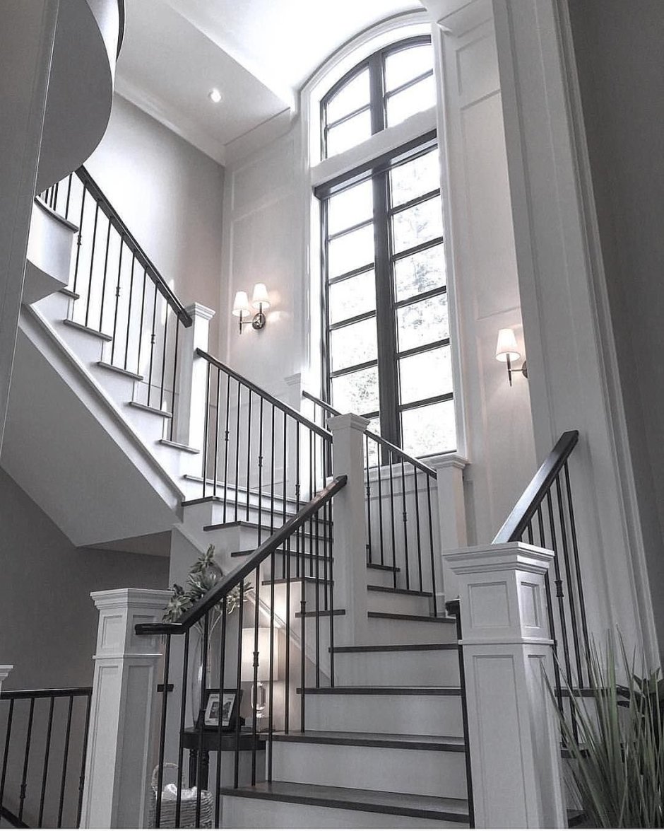 Окно в лестничном пролете в частном доме