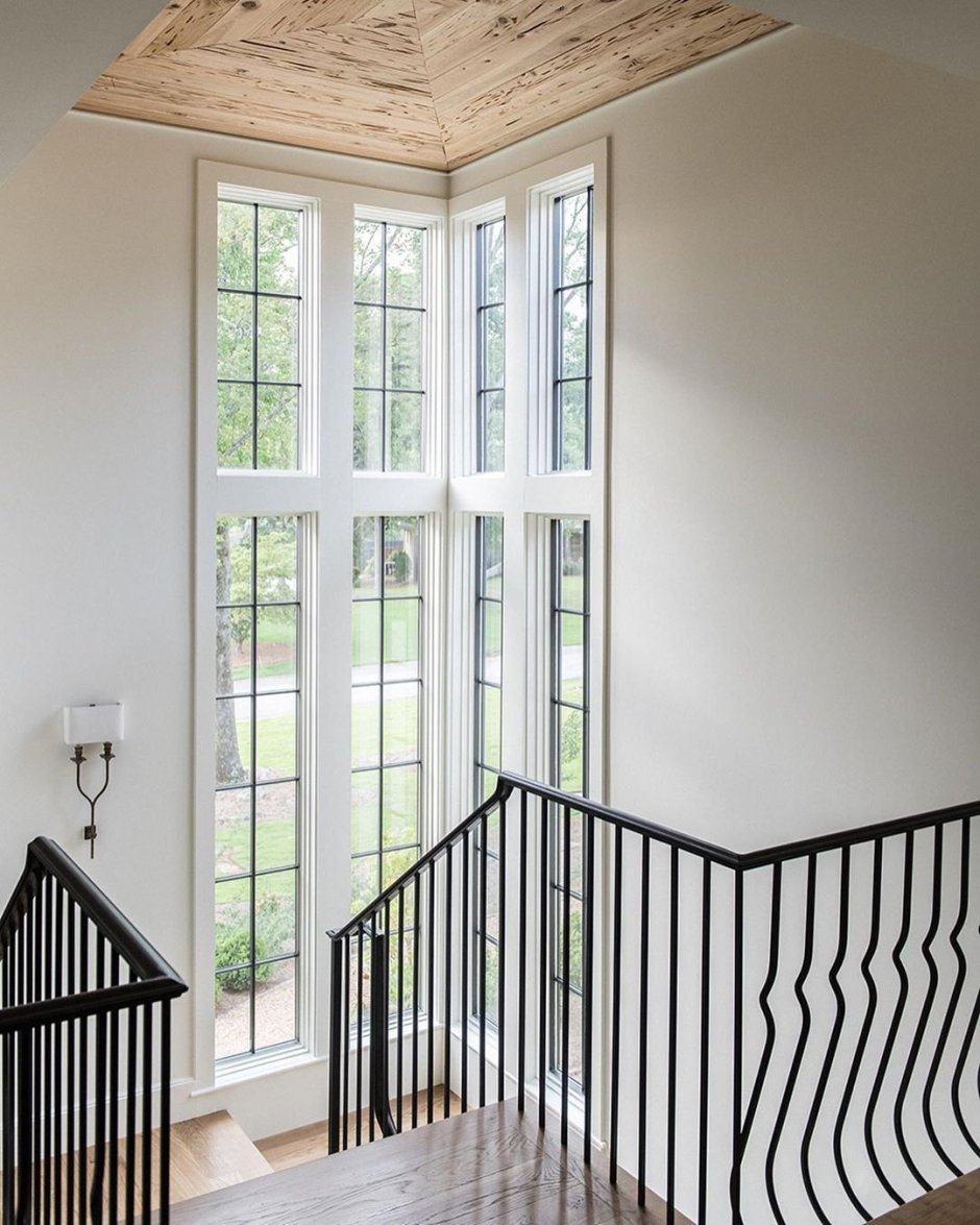 Дизайн лестничного окна