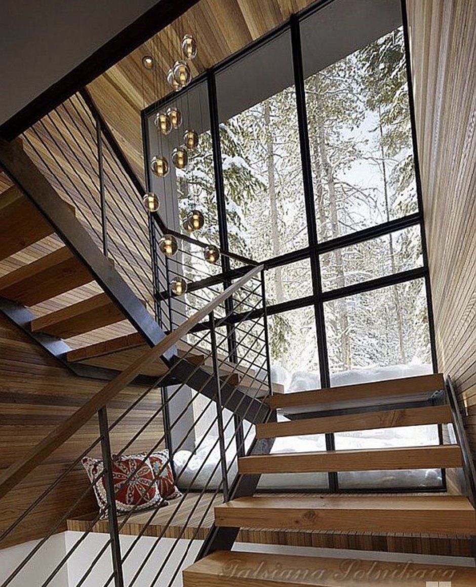 Лестница в доме со вторым светом