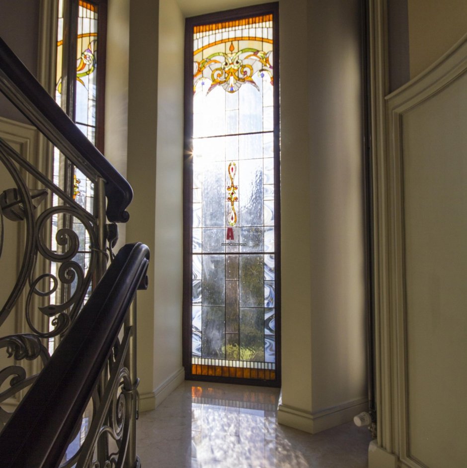 Витражное окно у лестницы