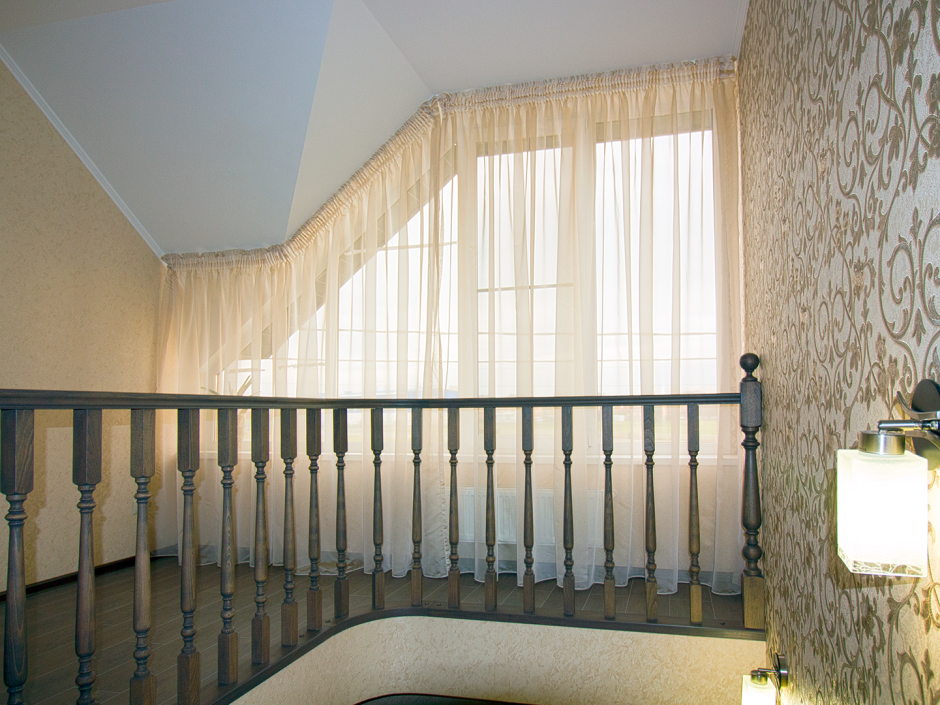 Тюль на окно на лестнице