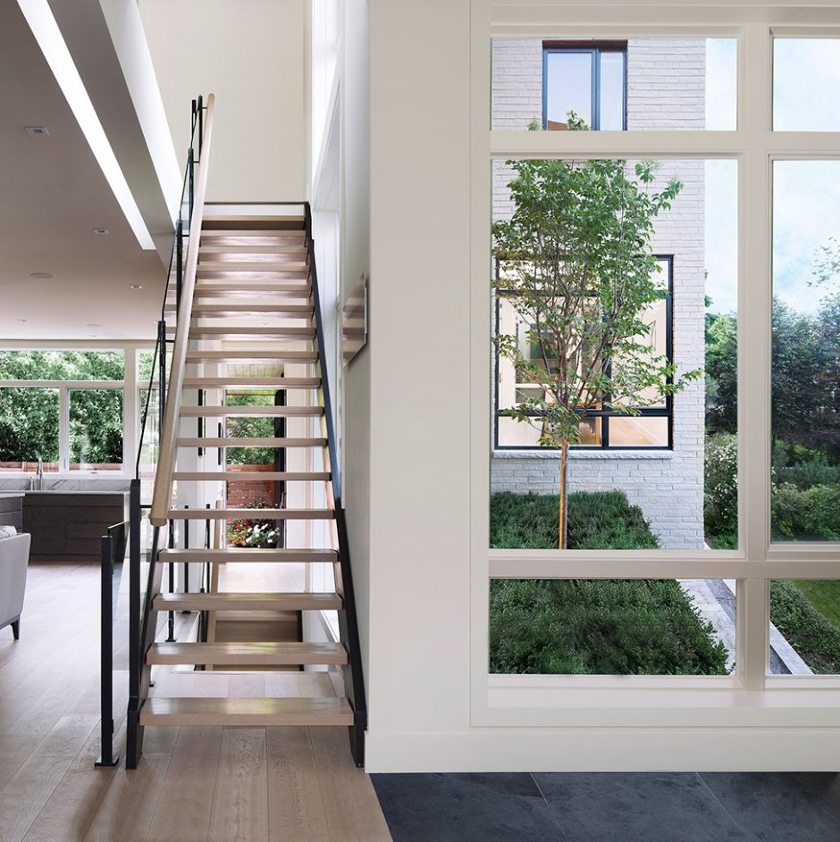 Узкие высокие окна в частном доме