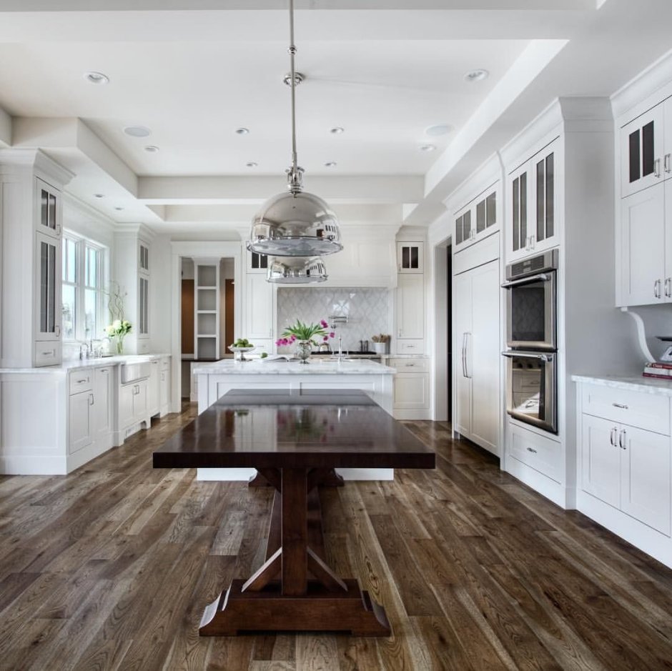 Кухня белая с деревом в интерьере