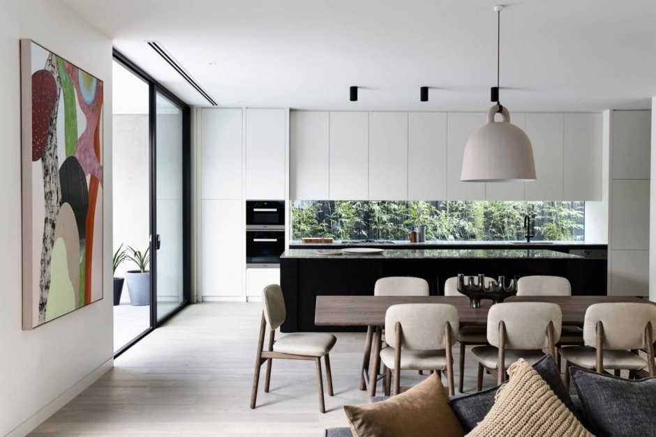 Кухня Минимализм с большими окнами