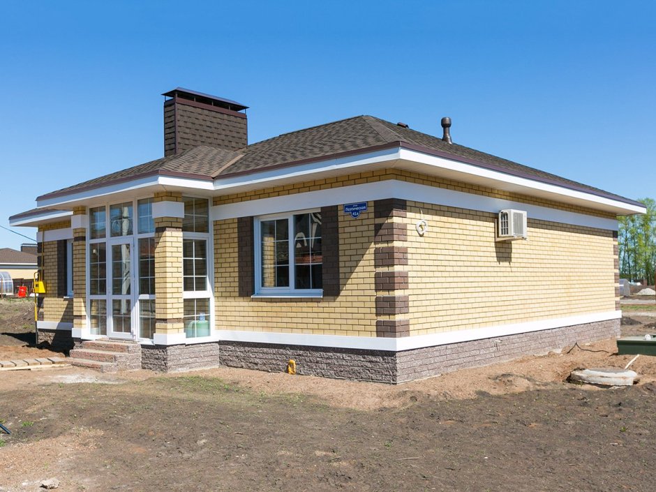 Одноэтажный кирпичный дом с крыльцом