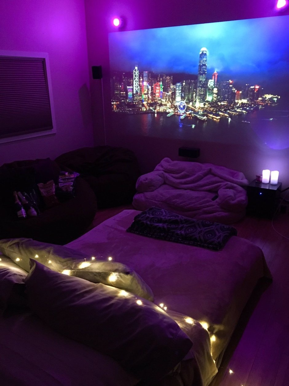 Уютная комната с подсветкой