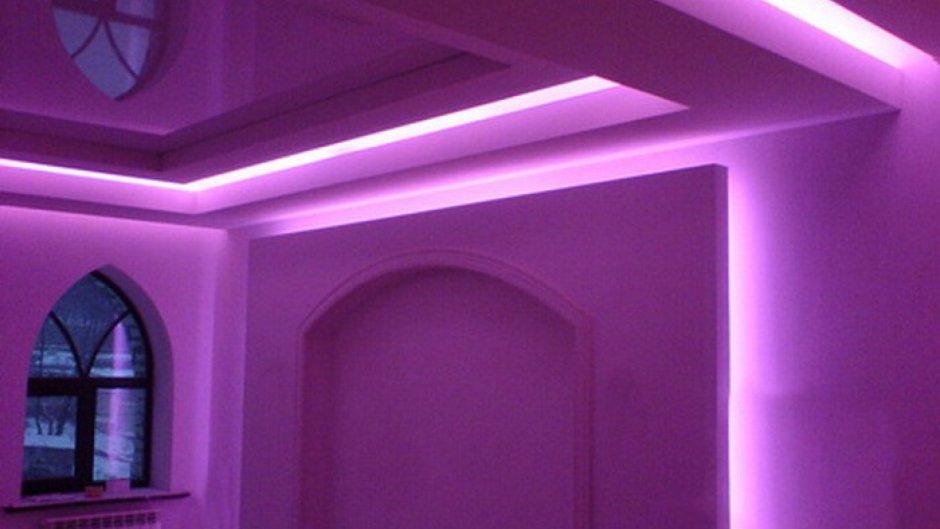 Фиолетовая подсветка в комнату