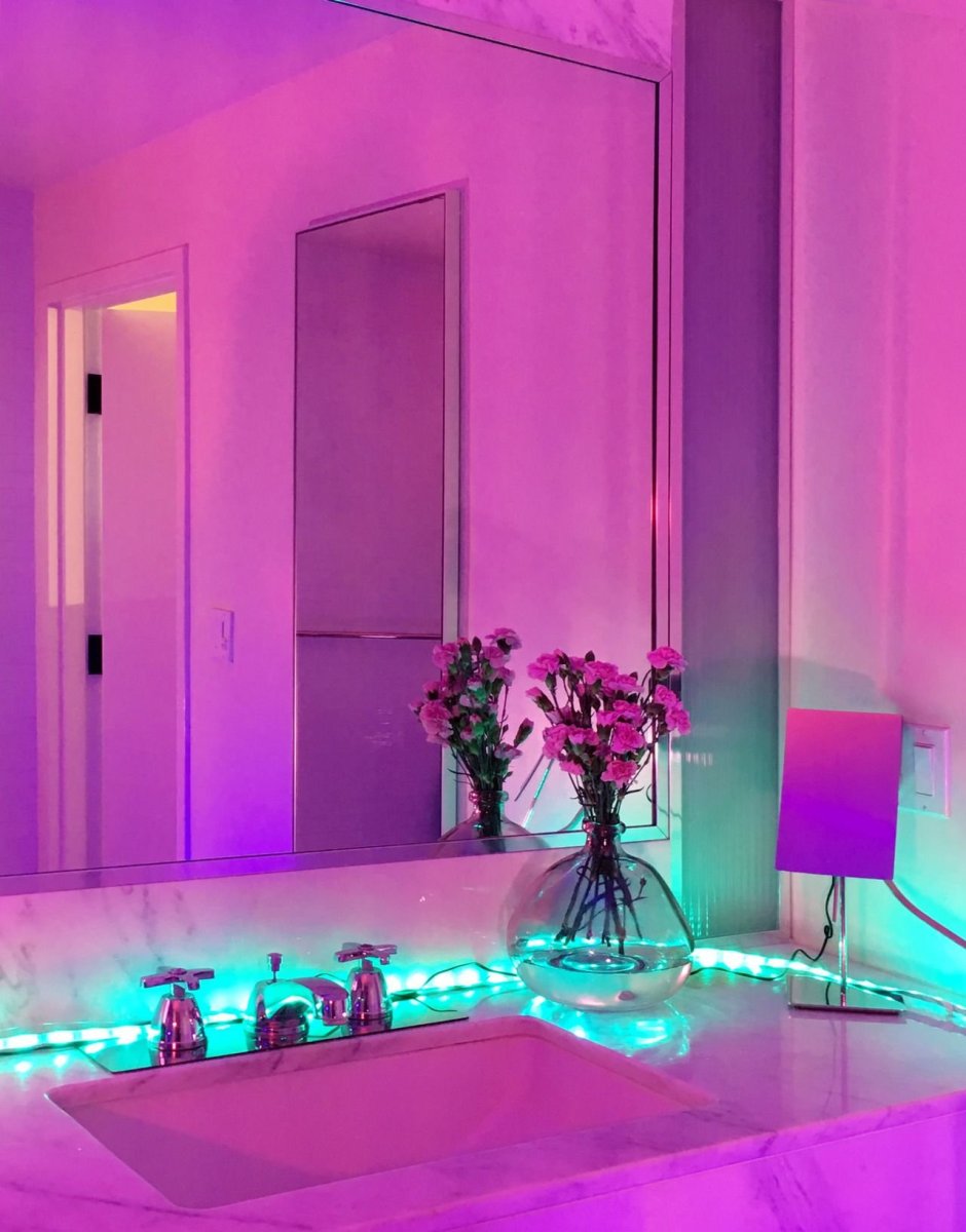 Комната с розовой подсветкой уютная