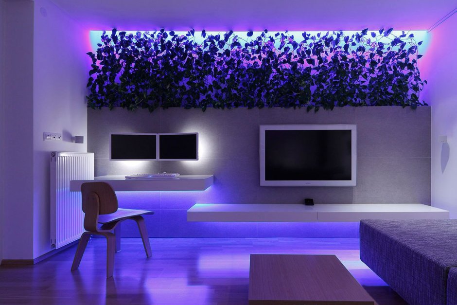 Комната с фиолетовой подсветкой