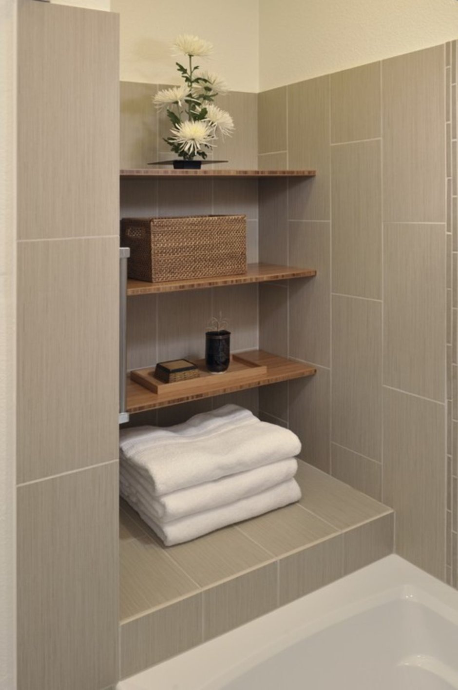 Открытые полки в ванной комнате