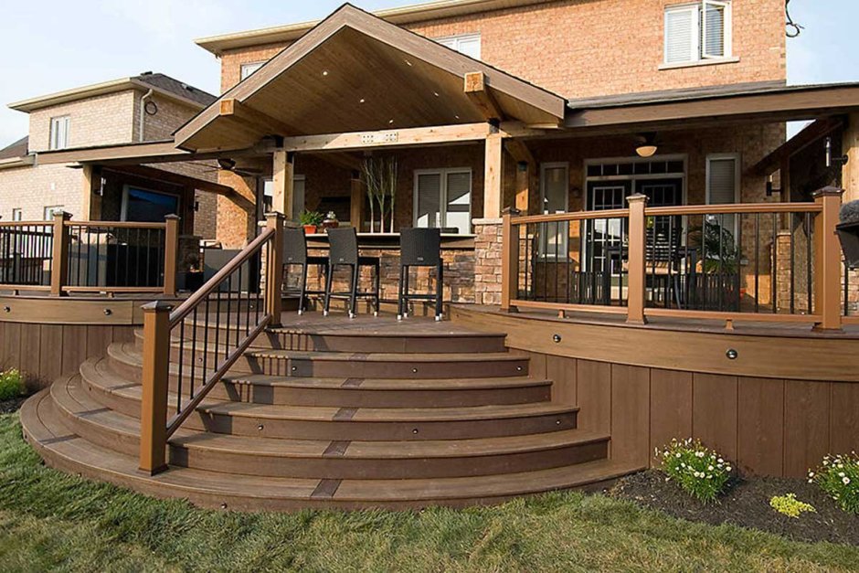 Веранда с высоким крыльцом