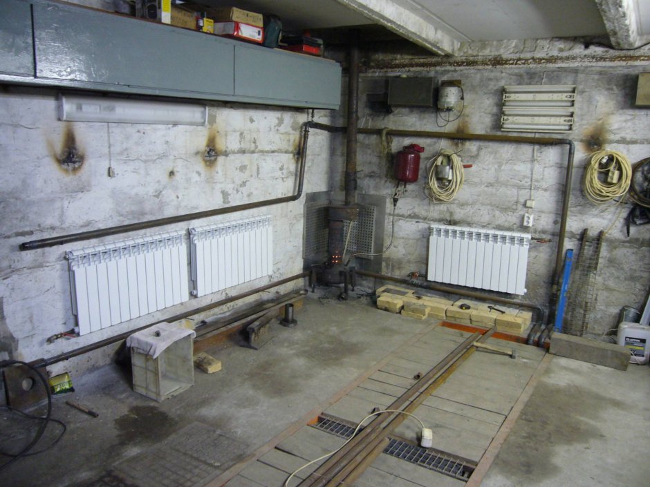 Чугунные батареи в гараже