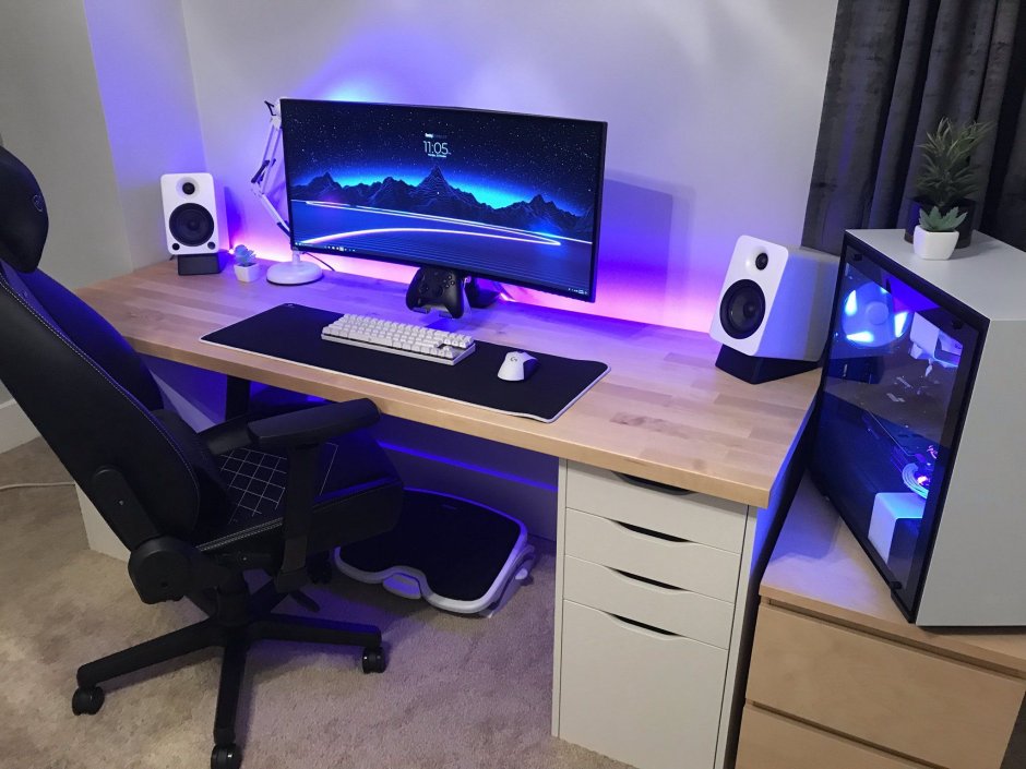 Компьютерный стол геймерский белый