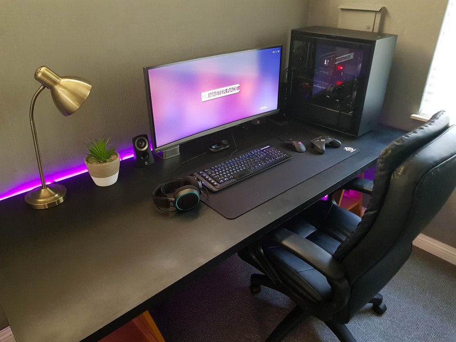 Геймерский сетап компьютерного стола