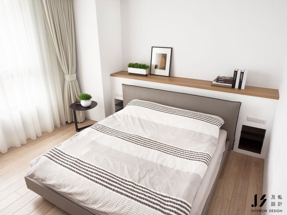 Батарея за изголовьем кровати