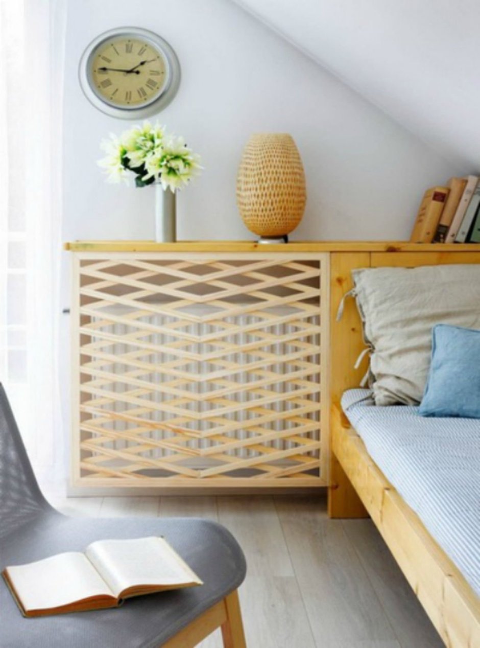 Изголовье кровати у батареи