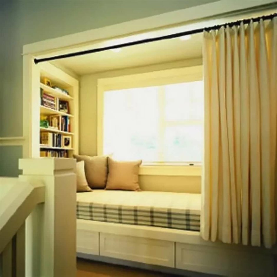 Диван в оконной нише