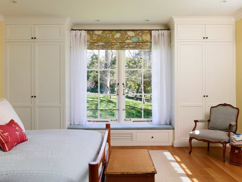 Шкаф вокруг окна