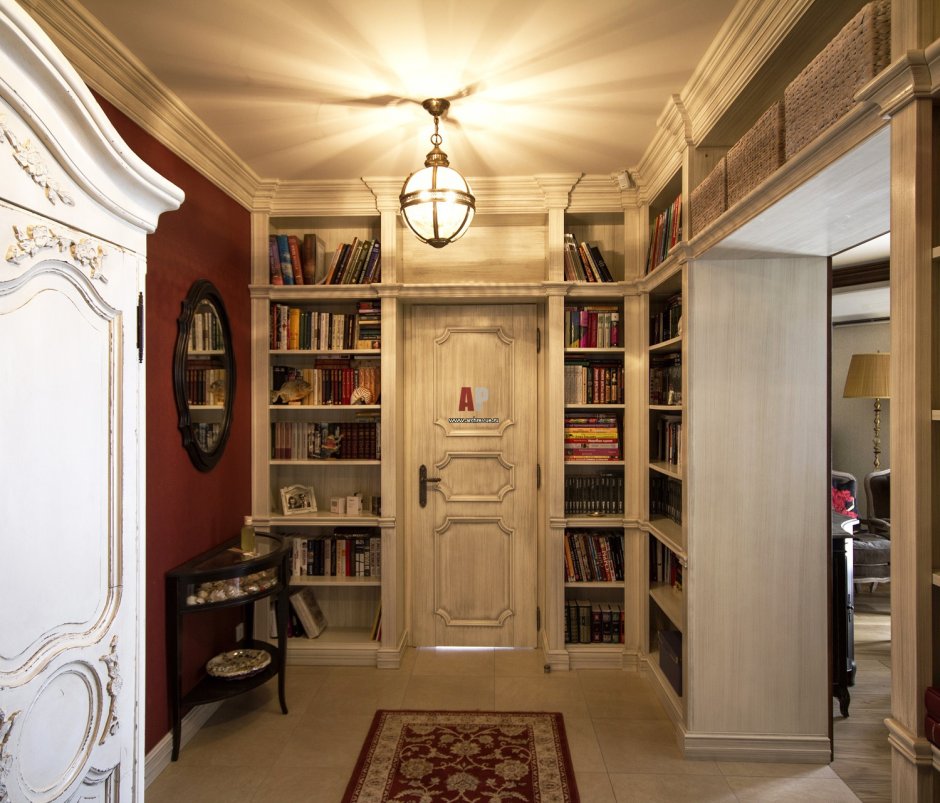 Книжный шкаф в прихожей