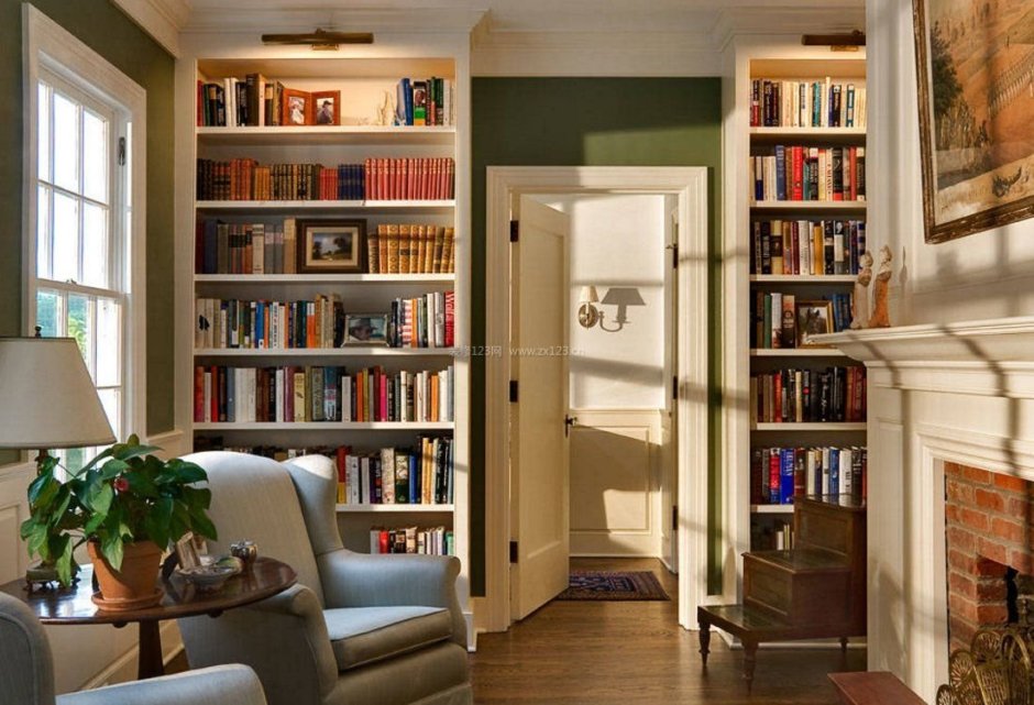 Книжные шкафы вокруг дверного проема