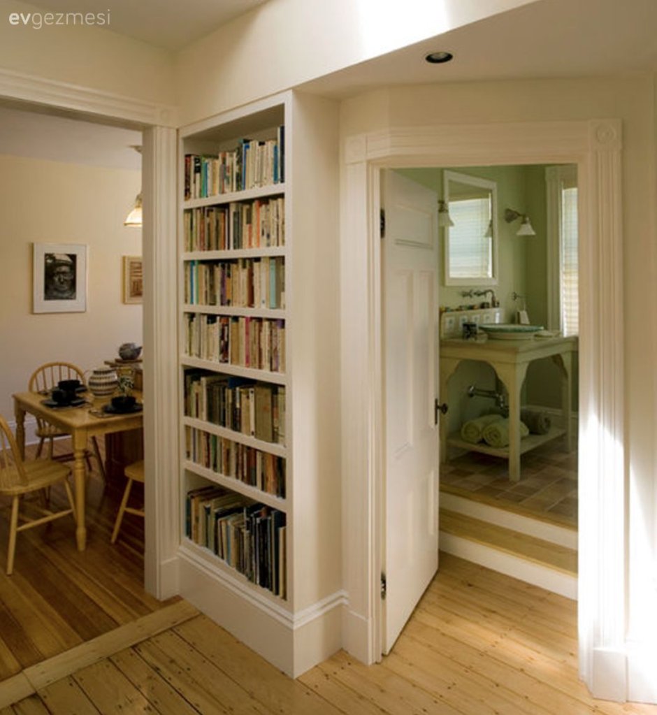 Книжный стеллаж в коридоре