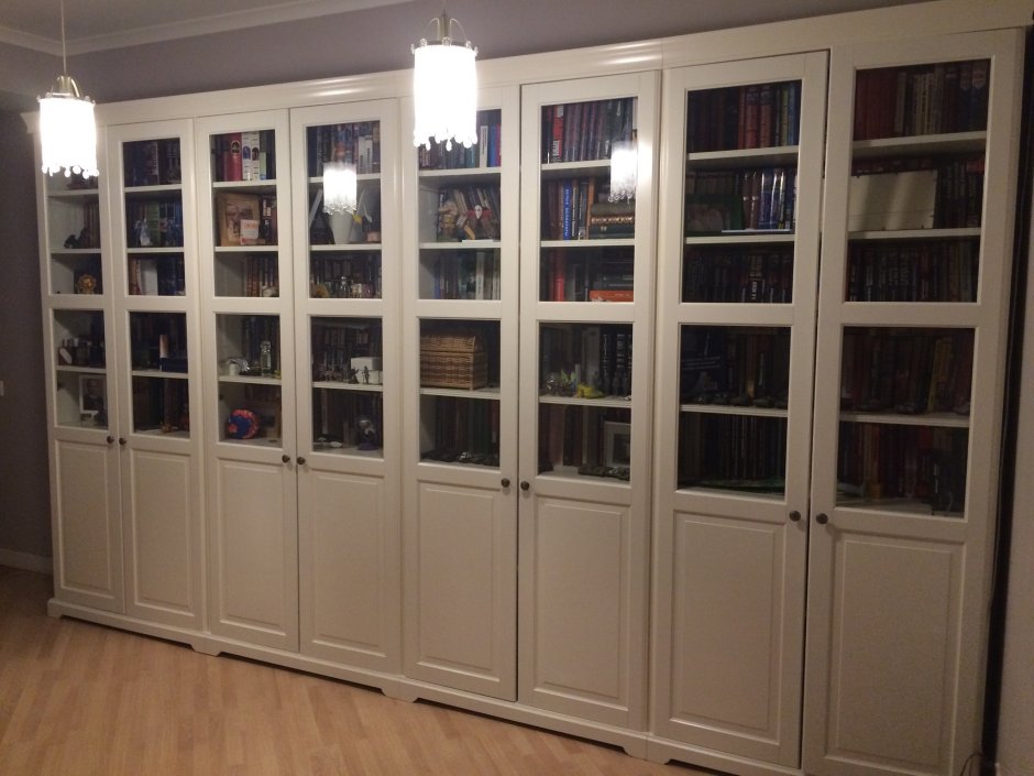 Книжный шкаф в прихожей