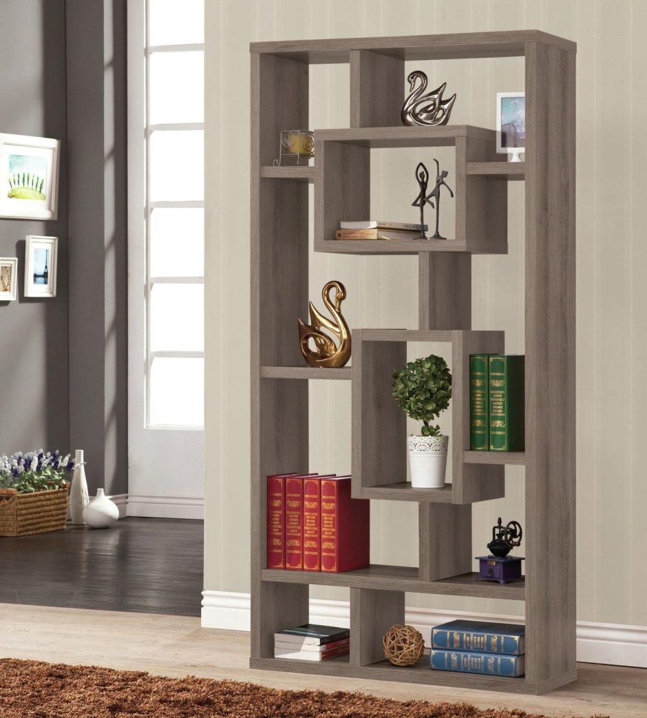 Книжный стеллаж в коридоре