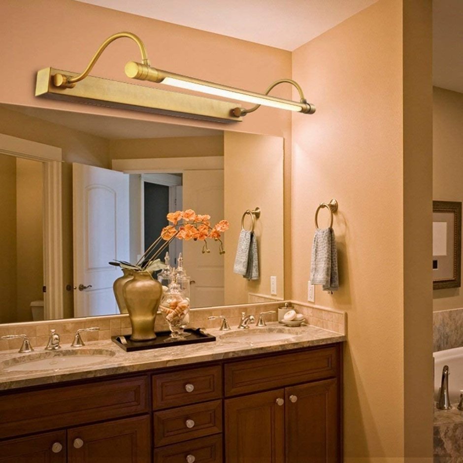 Светильник над зеркалом в ванной