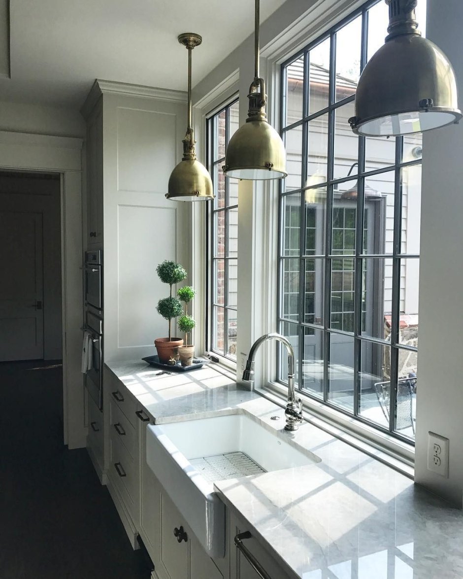 Светильник над раковиной у окна