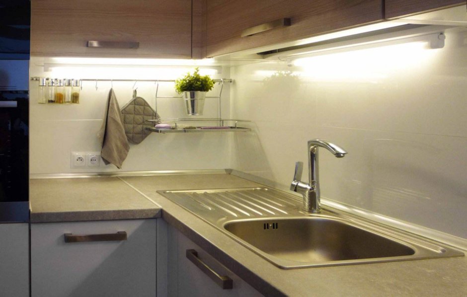Подсветка над мойкой в кухне