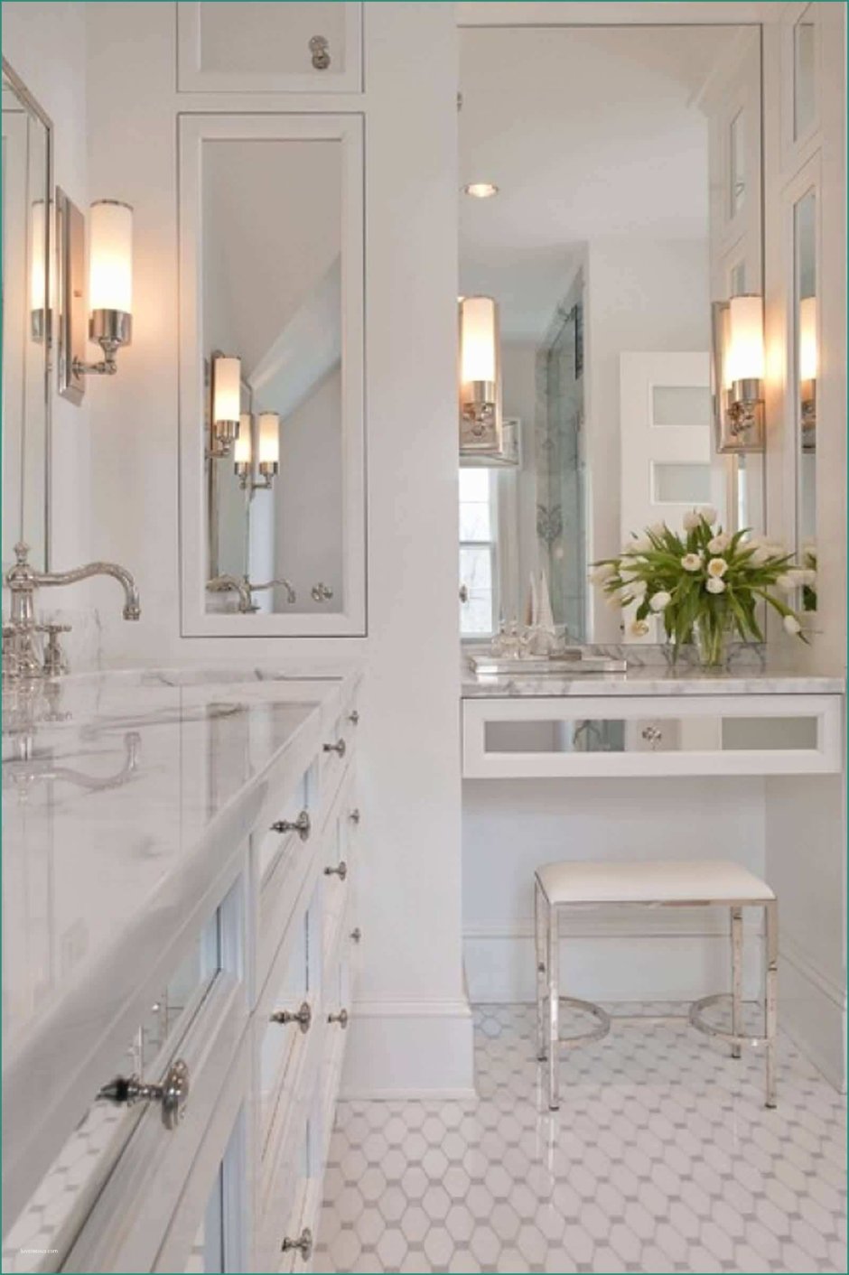 Светильники у зеркала в ванной в стиле Прованс