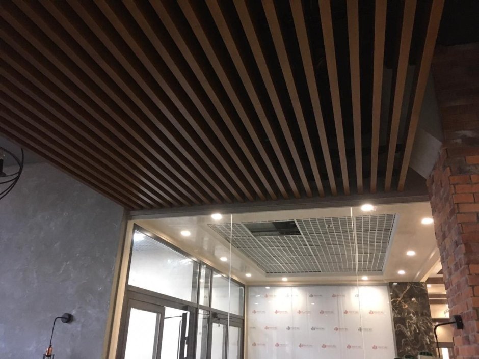 Реечный деревянный потолок на балконе