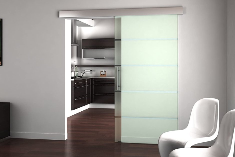 Арочные двери с тёмным стеклом