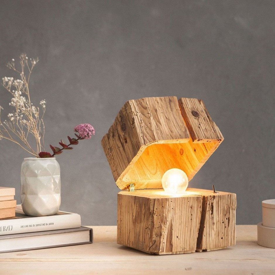 Деревянный фонарь с цветами