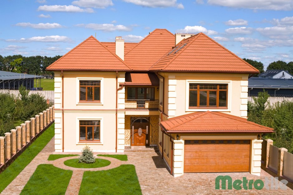 Фасады домов с терракотовой крышей