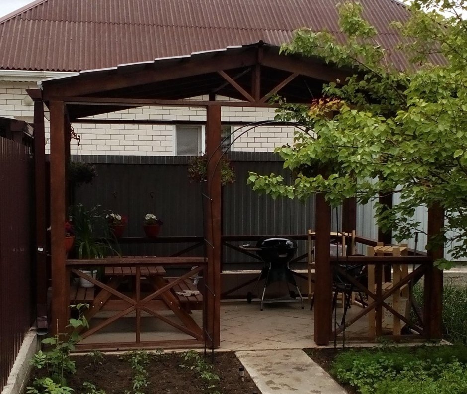 Беседка возле забора