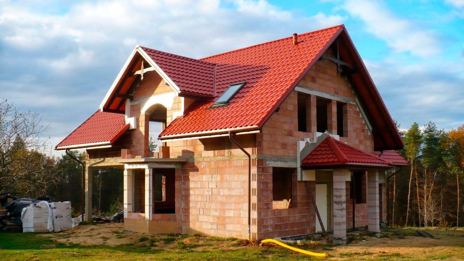 Деревянный дом с крышей терракот