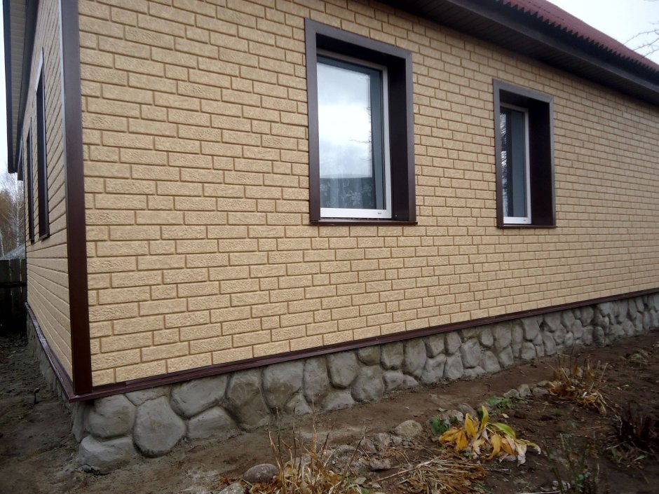 Дом обшитый Альта профиль кирпич