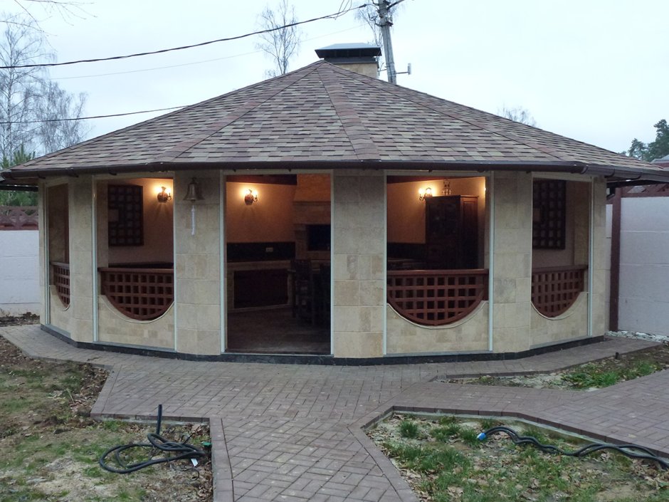 Кирпичная беседка застекленная с мангалом восьмиугольные