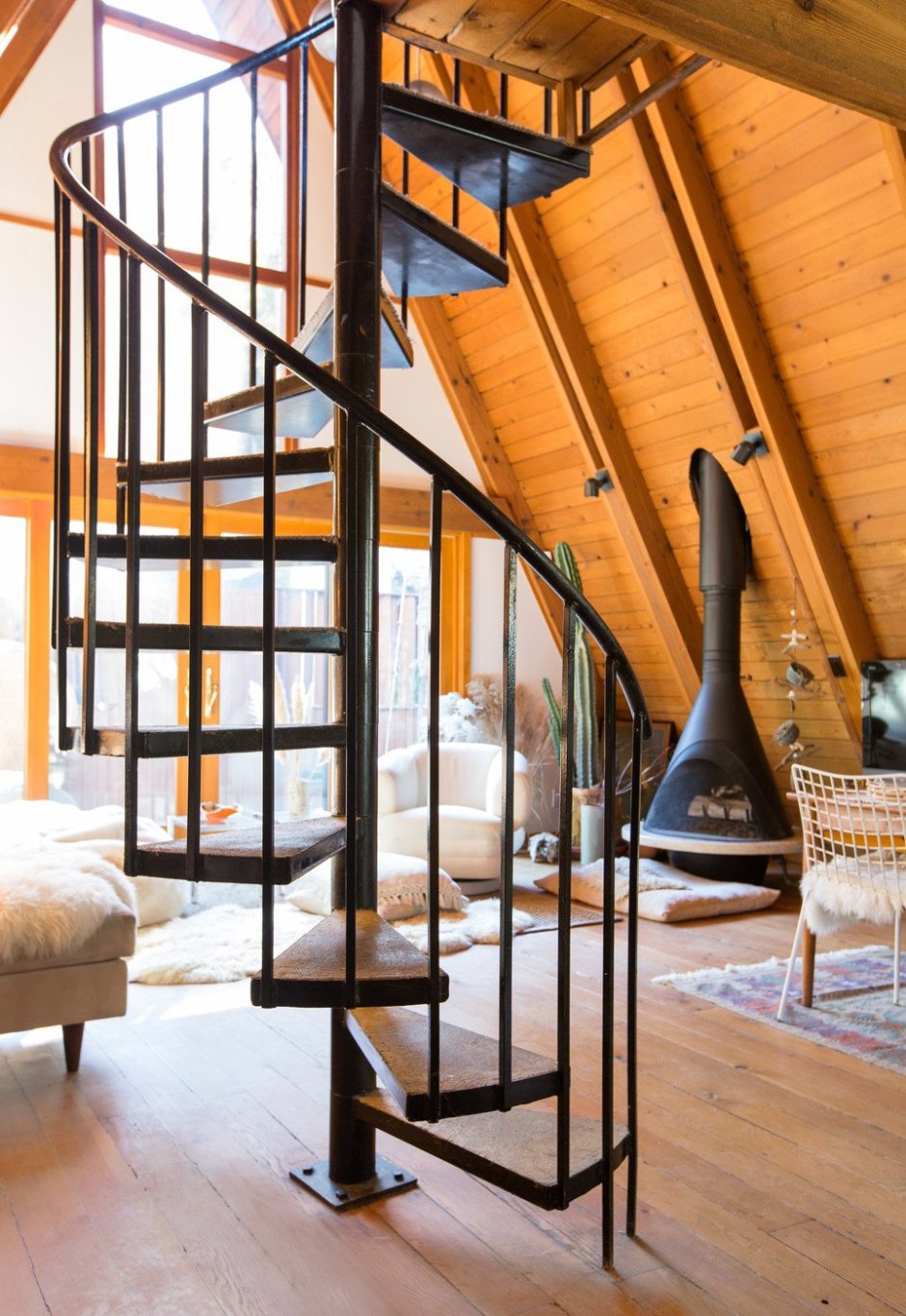 Винтовая лестница в дом шалаш