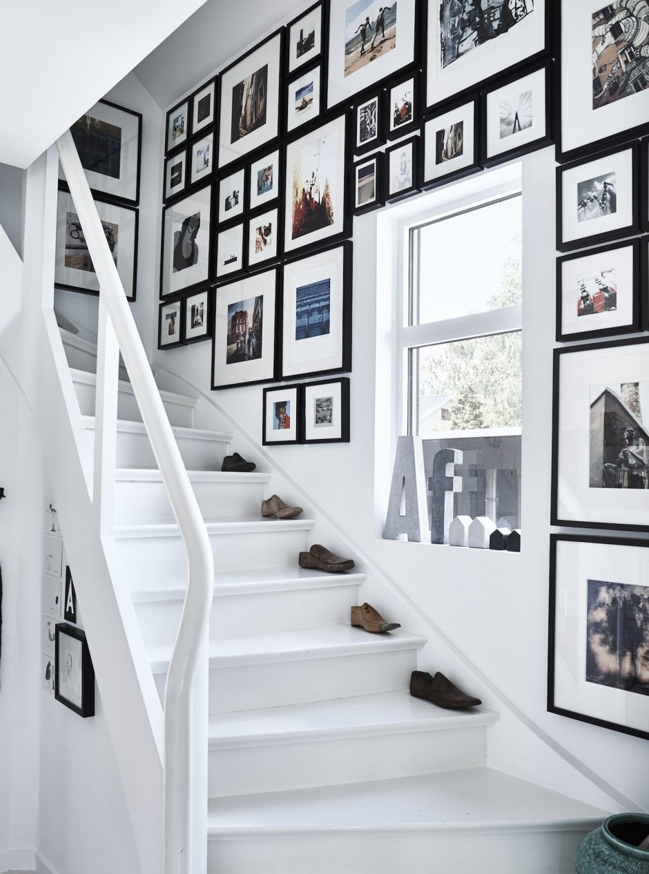 Фоторамки вдоль лестницы