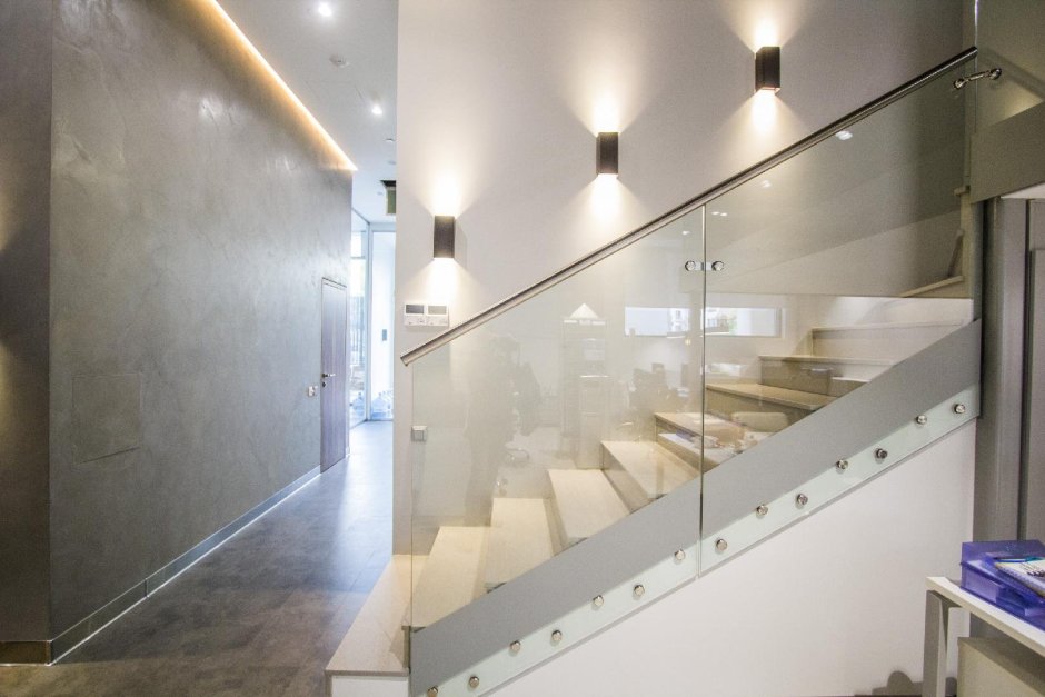 Стеклянное ограждение на точках