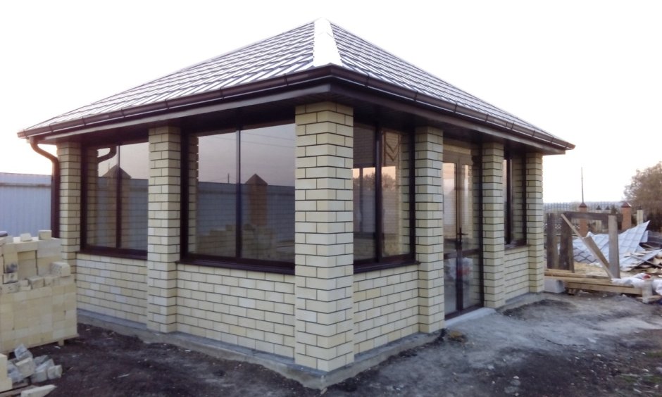 Беседка кирпичная застекленная