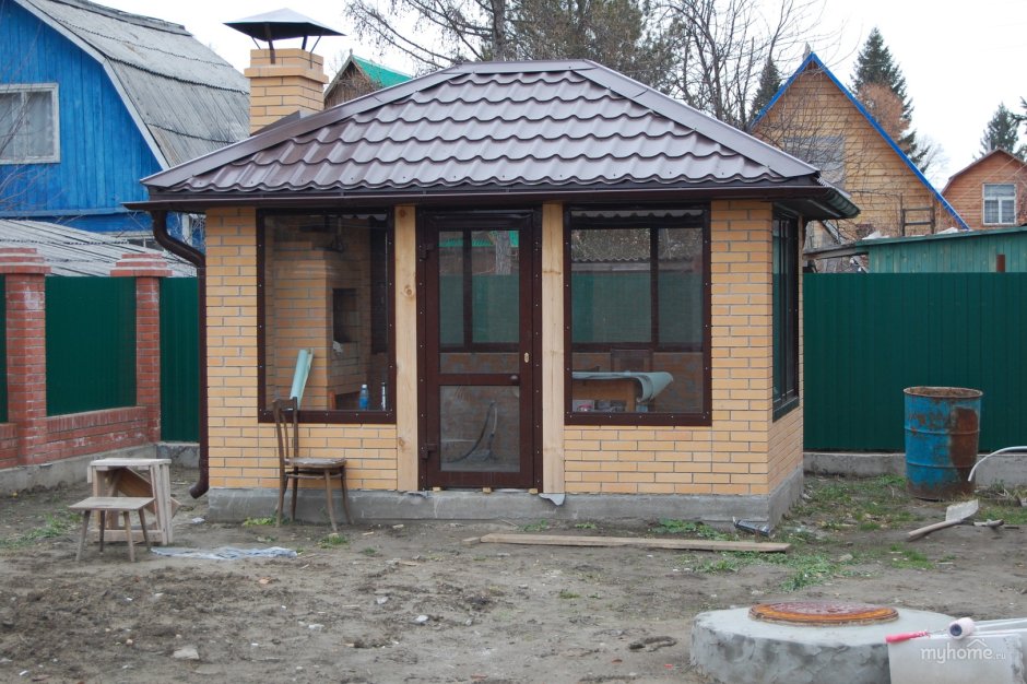 Кирпичная беседка 6х8 застеклённая