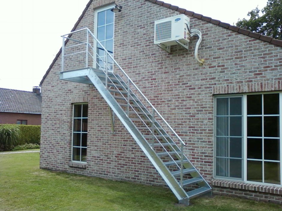 Наружная лестница на мансарду