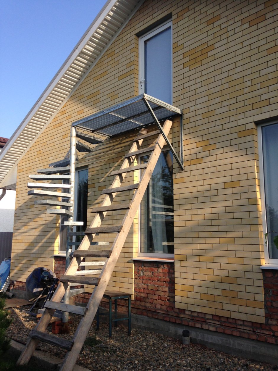 Уличная лестница на чердак