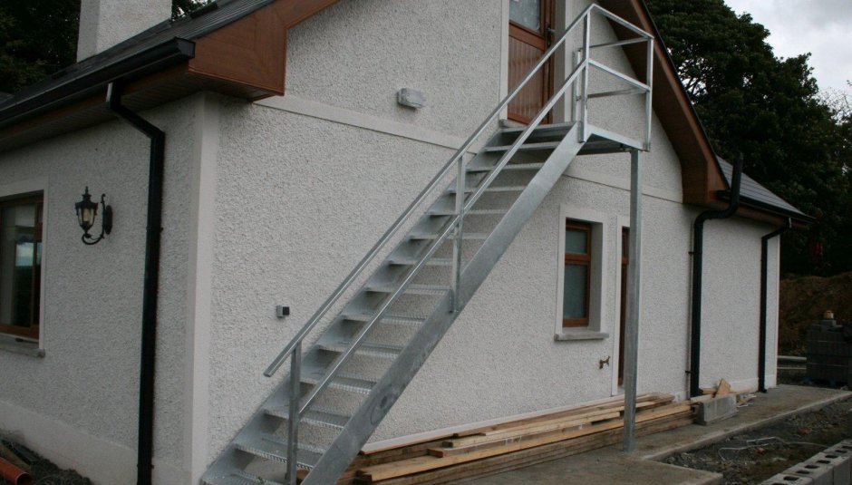 Наружная лестница на второй этаж